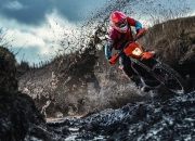 开云平台-赛道与绿茵场，F1新赛季揭幕战焦点战，委内瑞拉完胜乌拉圭的双重奏