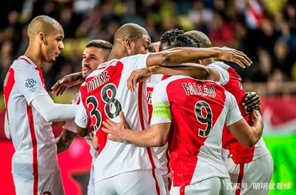 摩纳哥球迷为队伍加油鼓劲士气高昂