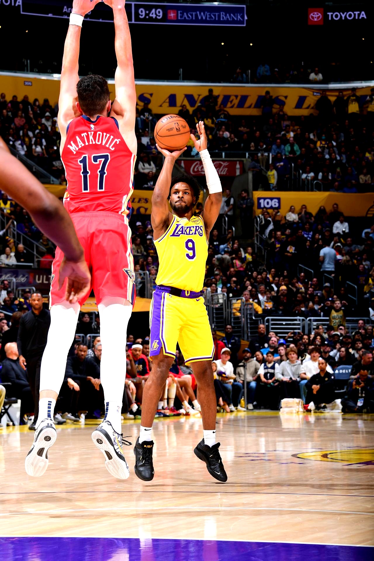 包含湖人轻取马刺开启胜利之门，詹姆斯大号表现巅峰的词条