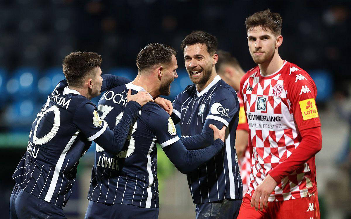 包含美因茨主场不敌对手，保级形势危急的词条