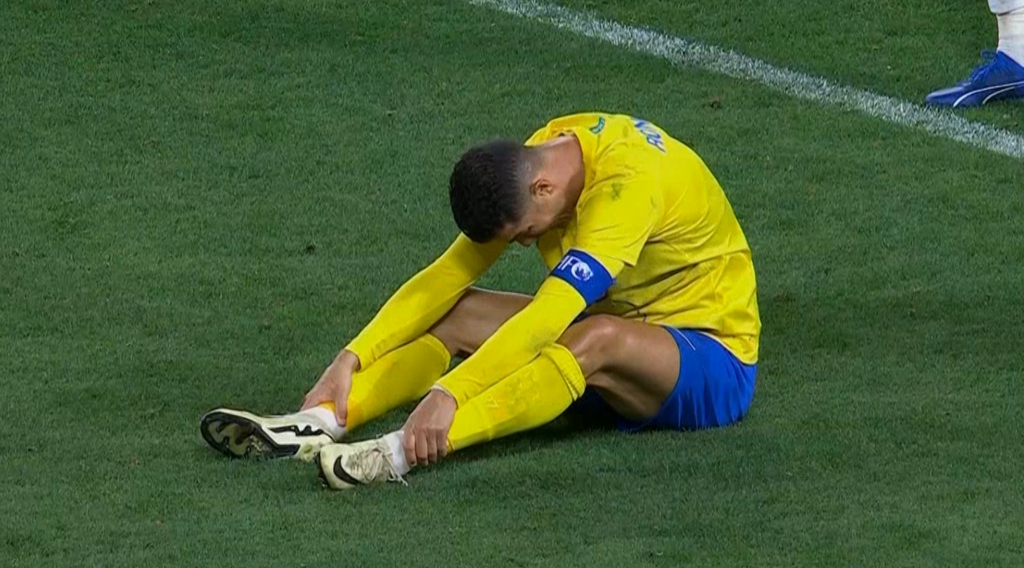 包含球队心情低落，主力球员受伤离场，挑战重重的词条