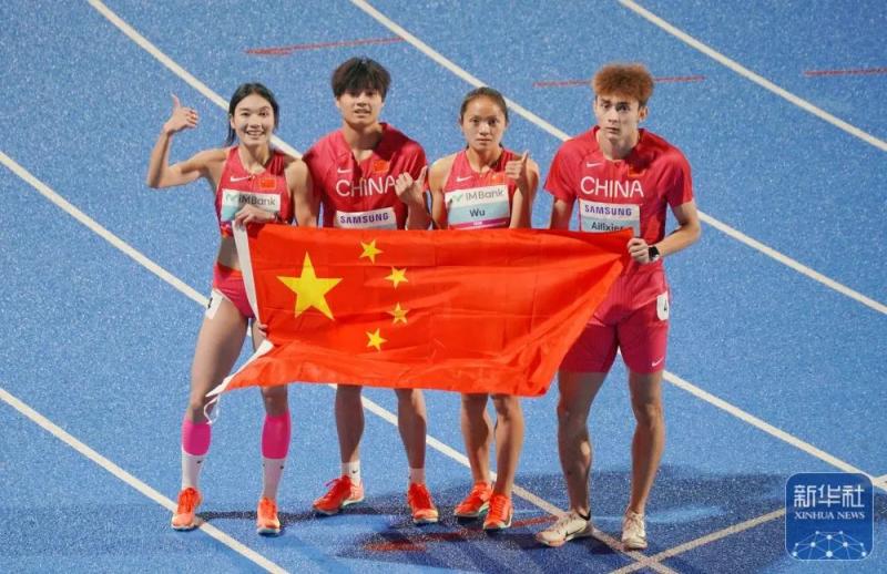 集体拼搏！运动员团队协力夺冠的简单介绍