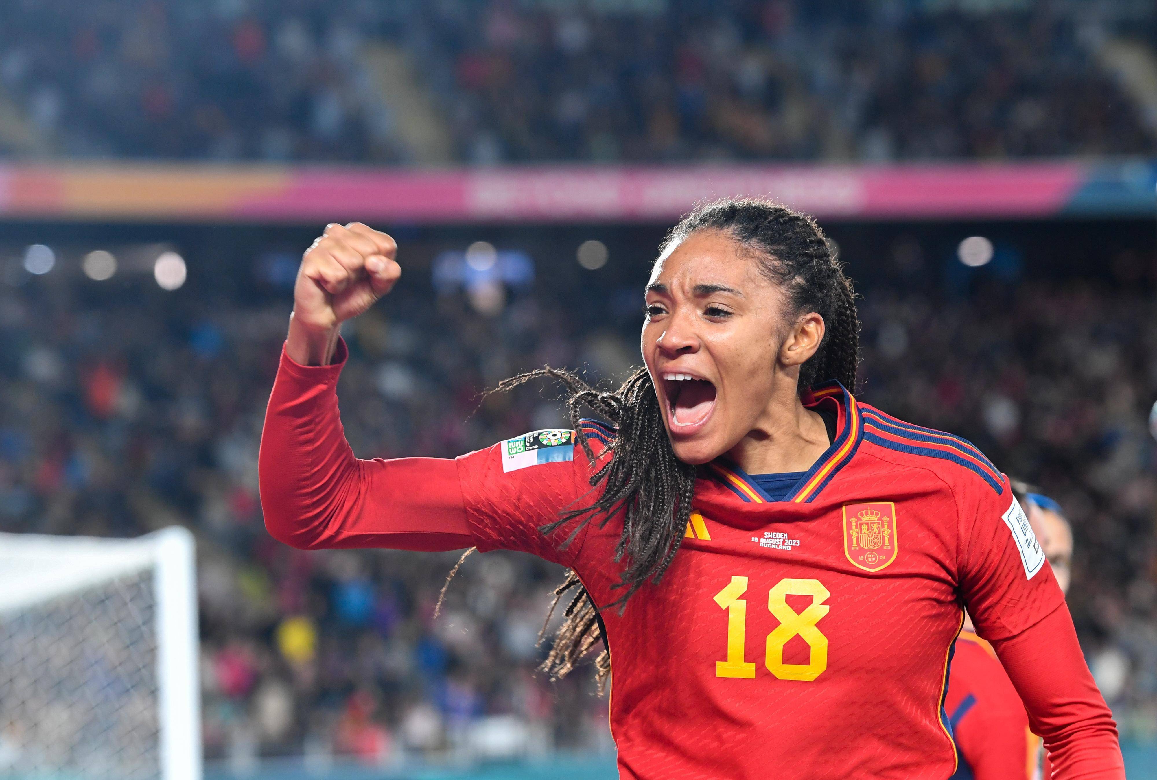 西班牙女足队员技术精湛，实现胜利