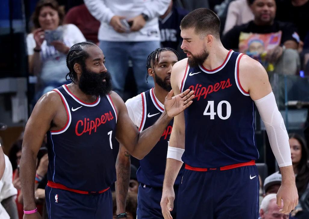 火箭总裁惊呼连胜，哈登霸气四冲冠布拉德利