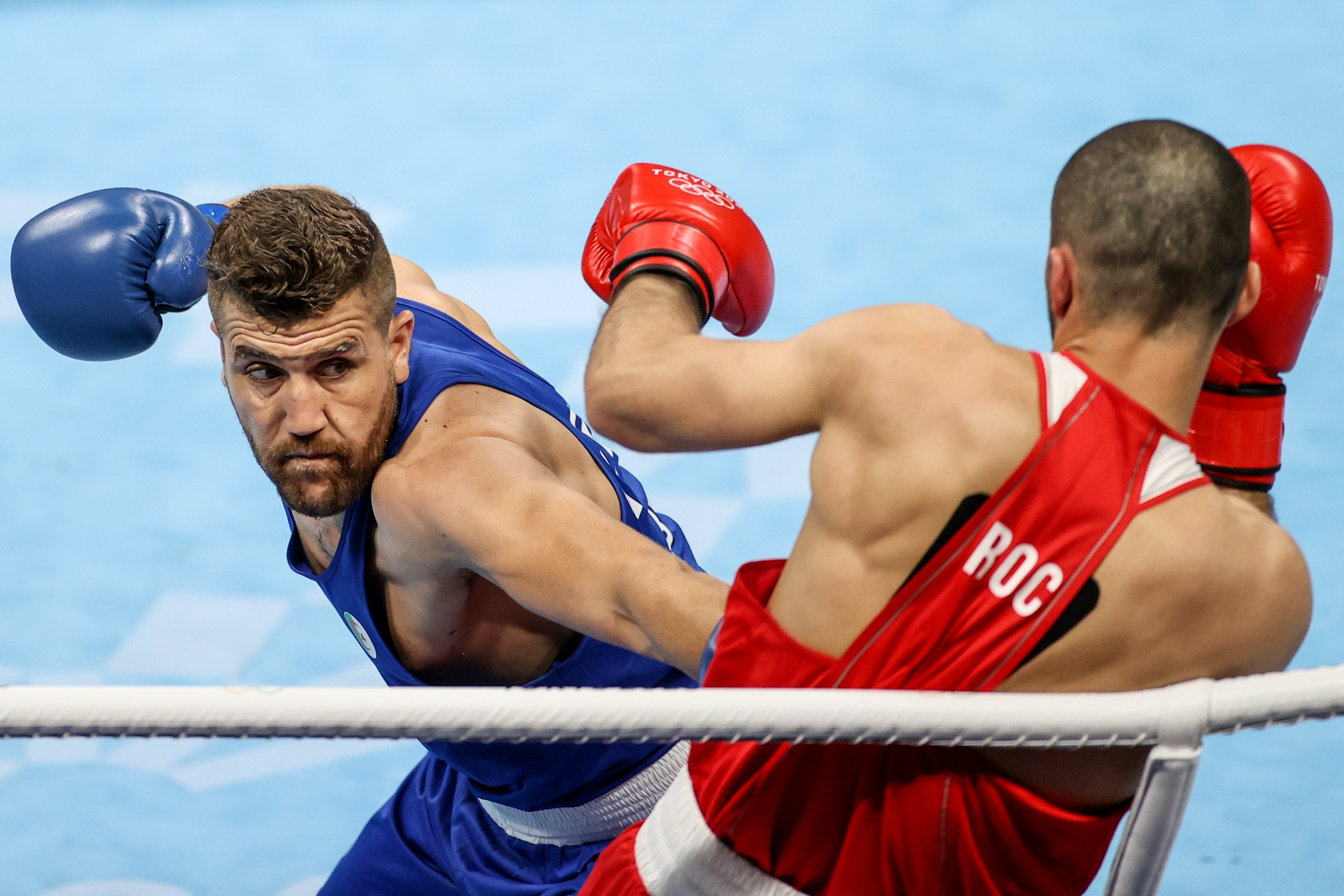 卡塔尔拳击手在决赛中力压群雄