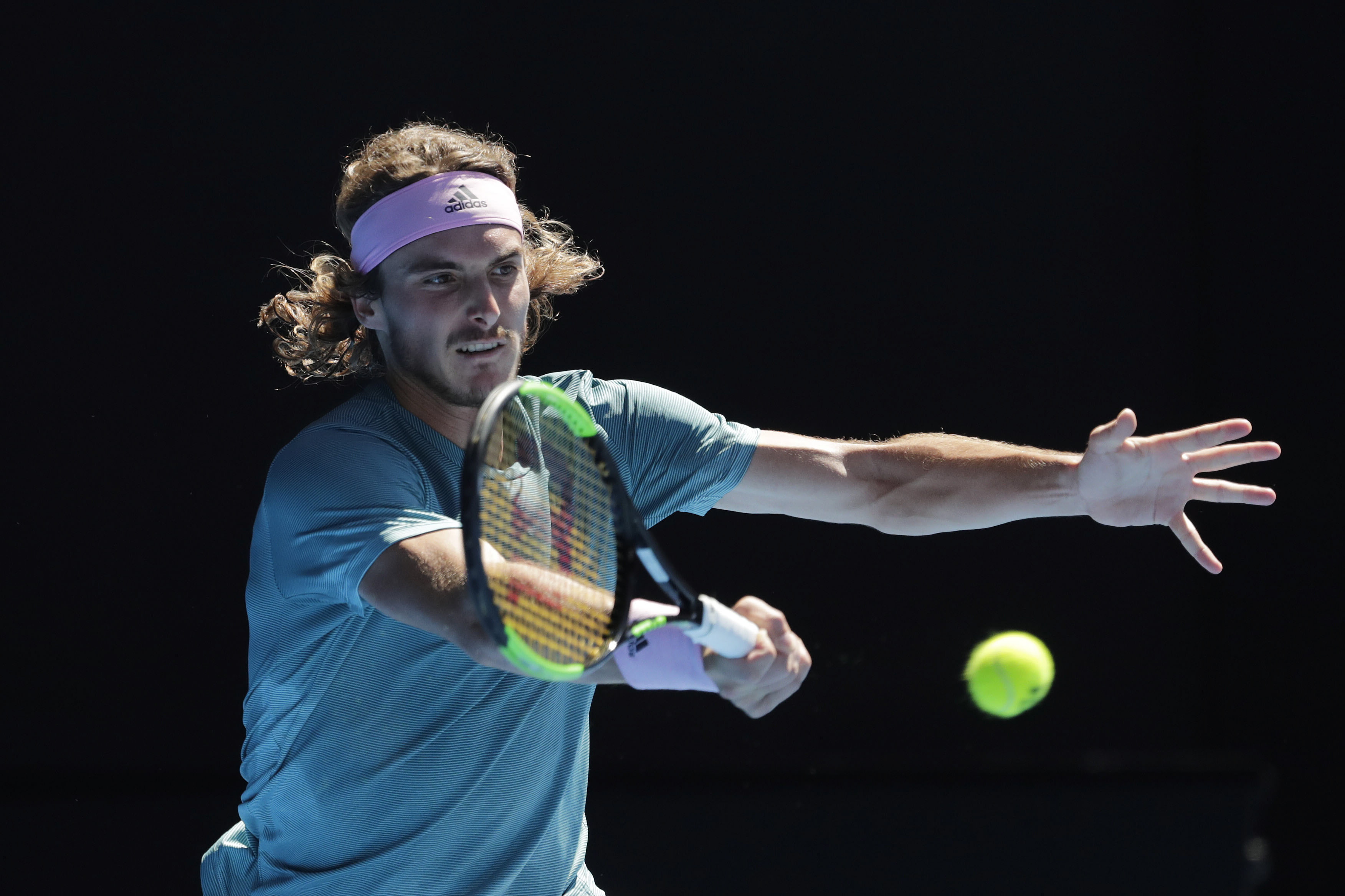 英国网球队逆转西班牙网球队，西西帕斯制霸全场的简单介绍