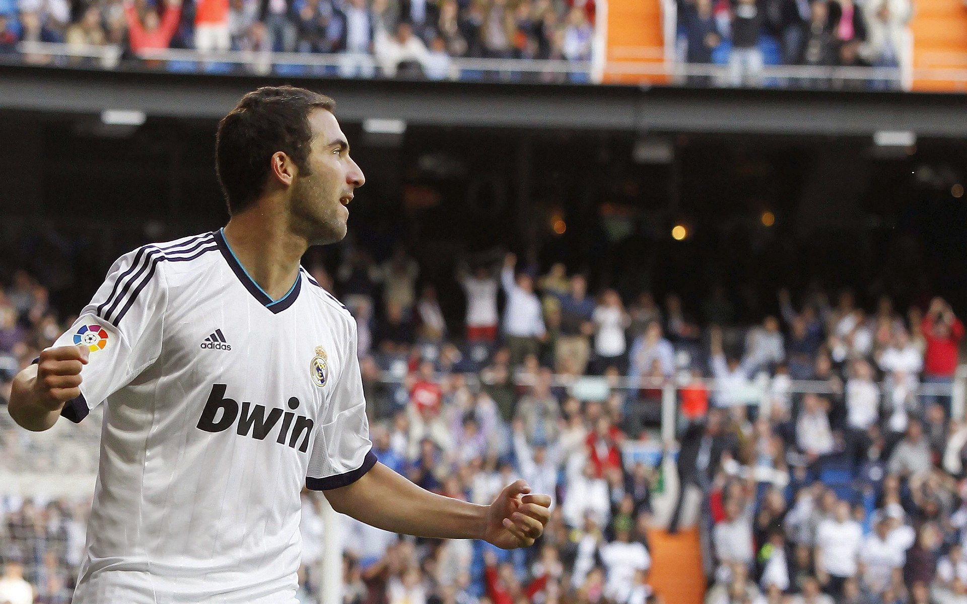 当足球与F1的叙事线交错，国际米兰险胜之夜，哈兰德在巴林超车夺冠