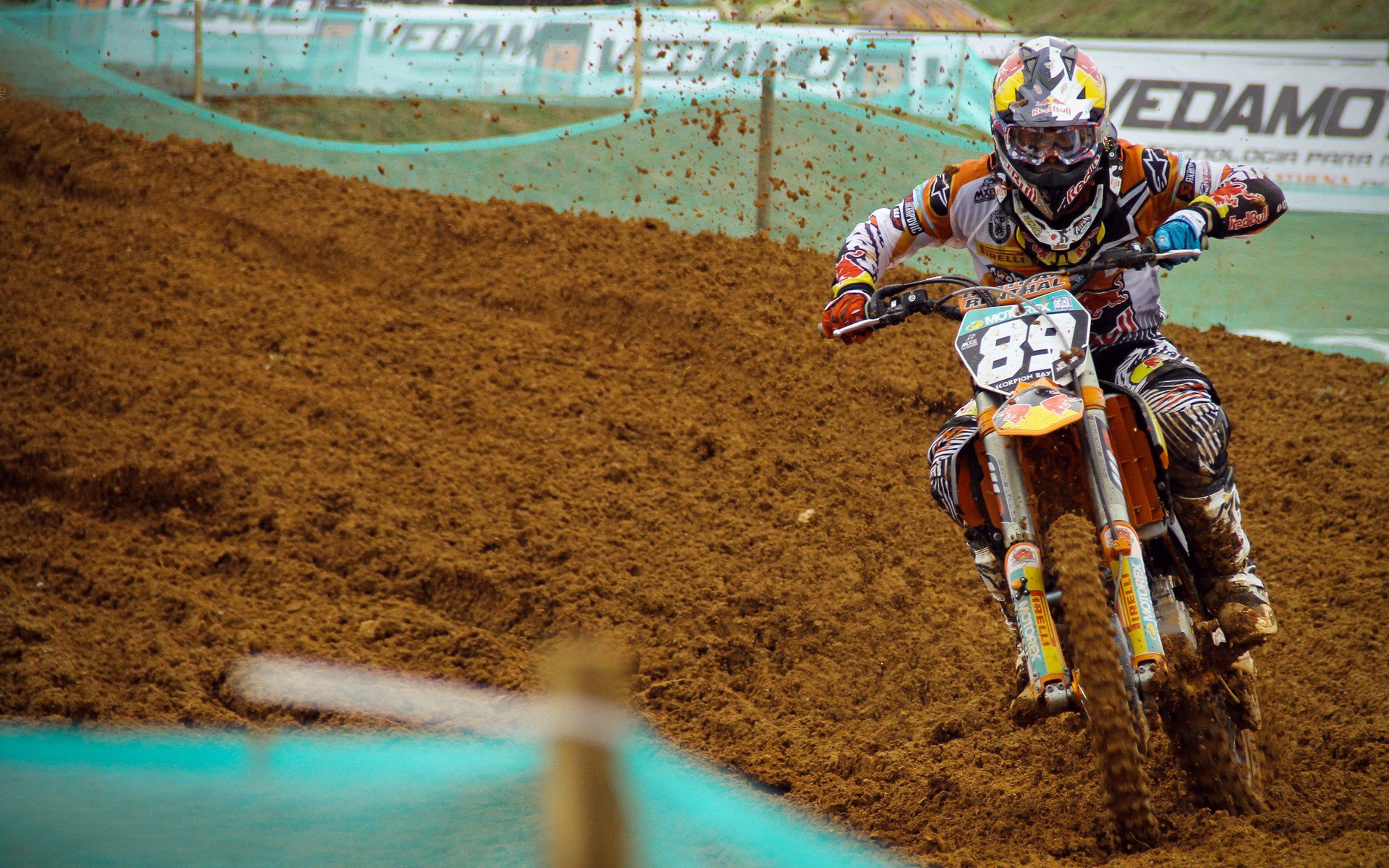 巴萨横扫法国,戈麦斯扛起全队,一场属于团队与领袖的胜利